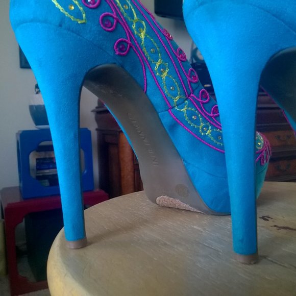 Spring Time Embroidered Heels - Picture 10 of 10